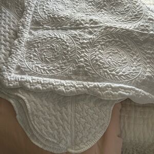 Elegant twin White Quilted Bedspread